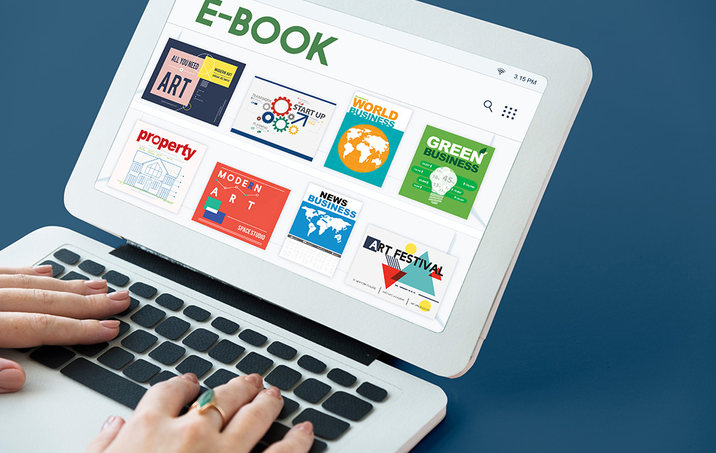 computadora con elementos de mercadotecnia en la pantalla